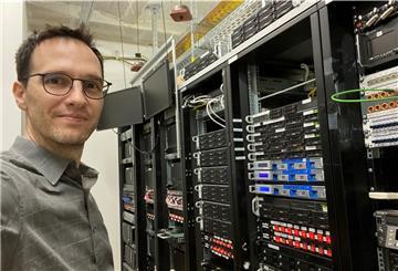 Oliver Driemel vor einem Server.