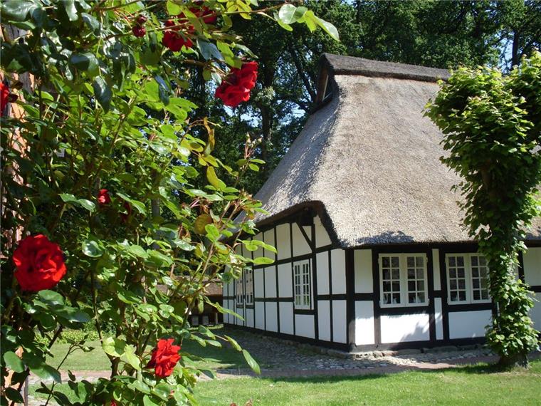 Der Geesthof gehört zu den dreiteiligen Freilichtmuseen und bietet jede Menge öffentliche Veranstaltungen, vom Konzert  über Handwerkermärkte bis zum Hähnewettkrähen.