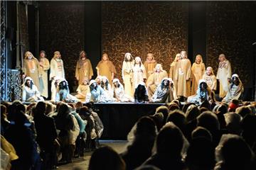 Der Gefangenen-Chor aus der Verdi-Oper Nabucco begeisterte das in Regenkleidung gehüllte Publikum in Elmlohe. 