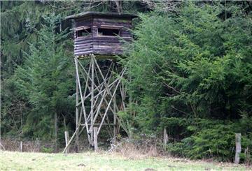 Ein Hochsitz steht am Dienstag (12.02.2008) im Wald. Zwei Jäger fanden am Freitag (08.02.2008) die mumifizierte Leiche eines 58-Jährigen auf diesem Hochsitz in der Nähe des Uslarer Ortsteils Schlarpe (Landkreis Northeim). Der arbeitslose Mann aus Hannover ist in einem Waldstück im Solling offenbar aus freien Stücken verhungert. Der Mann sei nach den bisherigen Untersuchungen vermutlich bereits vor rund zwei Monaten gestorben, teilte die Polizei am Dienstag mit. Foto: Hubert Jelinek dpa/lni +++ d