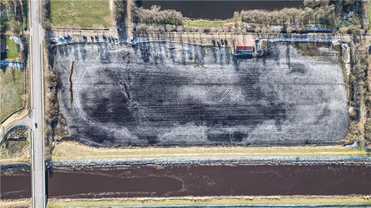 Der gefrorene Acker in der Gemeinde Moormerland ist eine XXL-Eisfläche. 