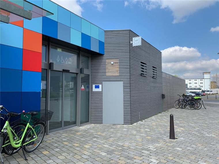 Bremerhaven: Geldautomat im Schaufenster demontiert Der Geldautomat im Gebäude der Tourist-Info im Schaufenster Fischereihafen in Bremerhaven ist von der Weser-Elbe Sparkasse demontiert worden. Abgedeckt wurde der ehemalige Automatenstandort mit einer Metallplatte.