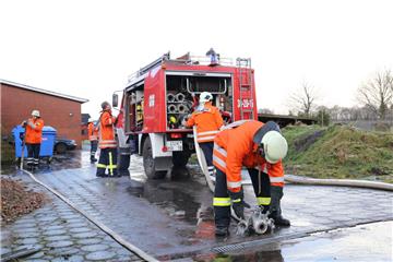 Der Gemeindebrandmeister lobte seine Einsatzkräfte. Der Ablauf sei hervorragend ...