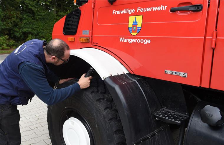 Wangerooge: Noch nicht genug Freiwillige für Insel-Feuerwehr Der Gemeinderat der Nordseeinsel Wangerooge hatte Mitte Dezember 2019 einstimmig beschlossen, dass Bürger zum Dienst verpflichtet werden können, wenn nur noch 23 oder weniger Aktive der Freiwilligen Feuerwehr angehören. Damit wurde der Weg zur ersten Pflichtfeuerwehr in Niedersachsen frei gemacht.