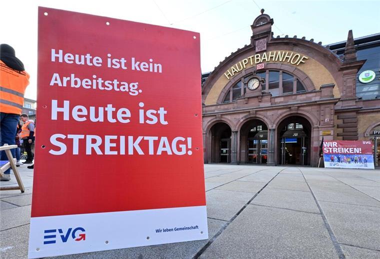 Bahn geht juristisch gegen 50-Stunden-Warnstreik vor «Heute ist Streiktag» steht auf einem Plakat vor dem Erfurter Hauptbahnhof.