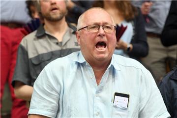 Der geschäftsführende Gesellschafter der Eisbären Bremerhaven, Wolfgang Grube, hat die Schiedsrichterleistung im Spiel gegen Ulm kritisiert.
