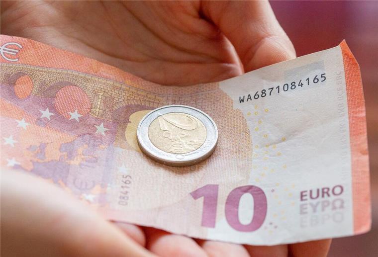 Mindestlohn soll steigen - Doch wie stark wird er erhöht? Der gesetzliche Mindestlohn liegt momentan bei 12 Euro in der Stunde. Doch er soll steigen.