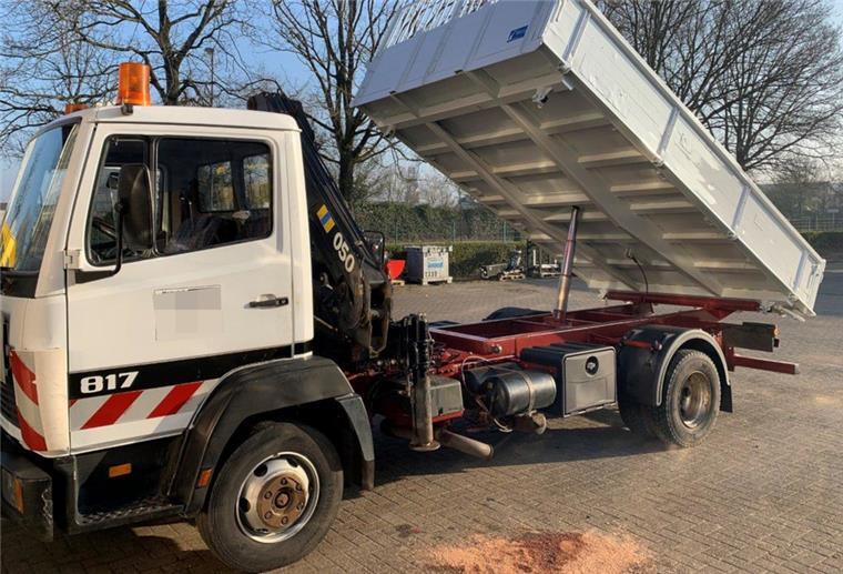 Mit Holzpfählen beladener Lkw in Stadland gestohlen Der gestohlene Lkw ist ein weißer Mercedes mit Kipper-Aufbau mit Ladekran.