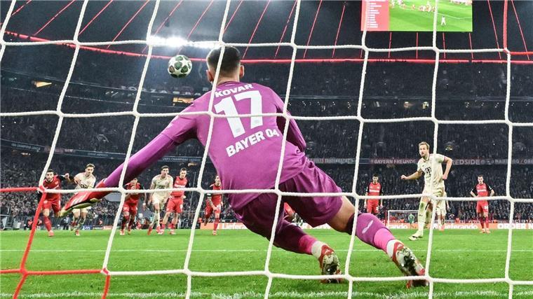Zielsicher wie ein Außerirdischer Der gesuchte Fußballer schießt besonders gerne Elfmeter.