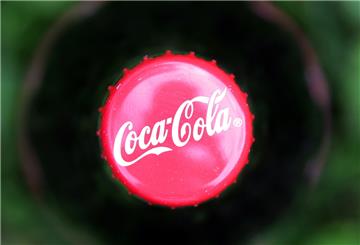 Kronkorken in roter Farbe mit Schriftzug von Coca-Cola
