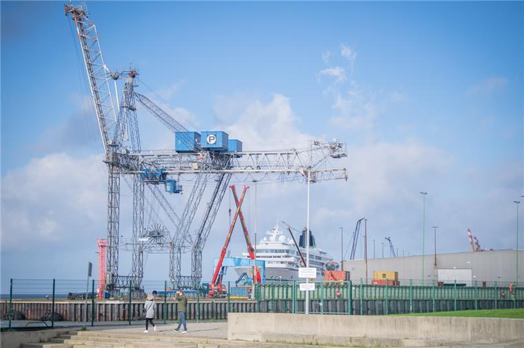 Auch der „Giraffen“-Kran in Bremerhaven ist bald futsch (neue Fotos) Der „Giraffen“-Kran an der Stromkaje.