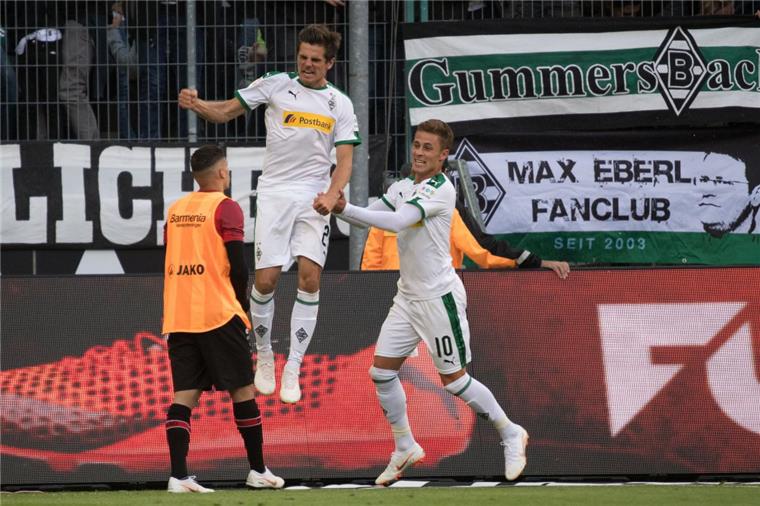 Mönchengladbach gewinnt Rhein-Derby gegen Leverkusen Der Gladbacher Jonas Hofmann (Mitte) bejubelt sein Tor zum 1:0.