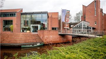 Der gläserne Eingang zur Kunsthalle Emden.