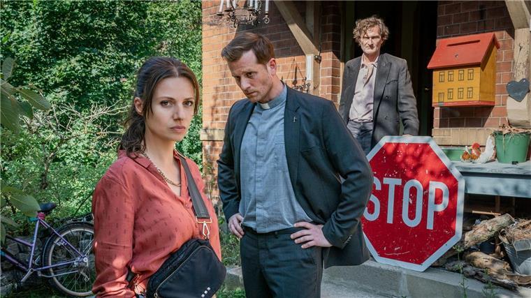 Anwältin mit Western-Flair - Neue ZDF-Serie Der „Gleisgeher“ (Jörn Hentschel, r.) hat gerade Mai (Julia Hartmann, l.) und Johann (Christoph Schechinger, M.) aus seinem Haus hinausgeworfen.