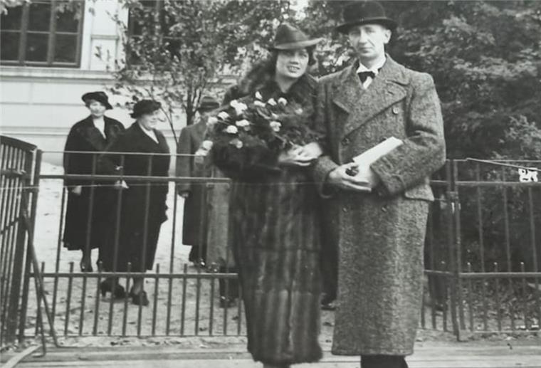 Briefe von der Front: Was Karl seiner Erna schreibt Die Eheleute Erna und Karl Gronau stehen am 11. Oktober 1938 vor der Kirche in Bremen