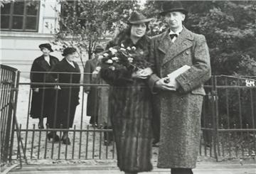 Die Eheleute Erna und Karl Gronau stehen am 11. Oktober 1938 vor der Kirche in Bremen