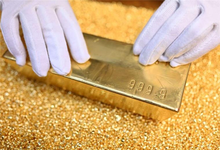 Zoll-Hammer: Aktienkurse fallen, Gold boomt – Was Anleger jetzt wissen müssen Das Bild zeigt einen Goldbarren und Feingold. Angesichts der Zölle von US-Präsident Donald Trump steigt der Goldpreis.