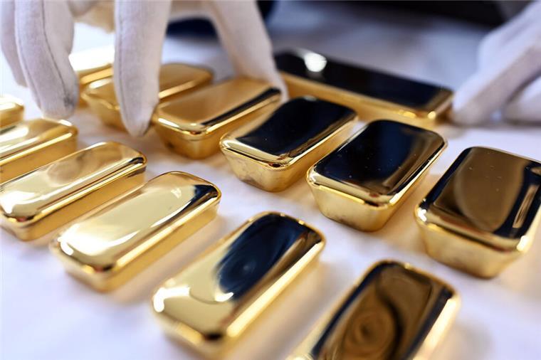 Goldpreis auf Rekordhoch: Was Anleger jetzt wissen und beachten sollten Mehrere Goldbarren werden sortiert. Eine Person trägt Handschuhe. Die jüngsten Attacken des US-Präsidenten gegen seinen Notenbankchef sorgen Anleger. Gold empfinden viele als sicheren Hafen. Das zeigt sich immer deutlicher im Preis des Edelmetalls.