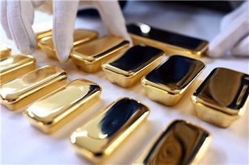 Mehrere Goldbarren werden sortiert. Eine Person trägt Handschuhe. Die jüngsten Attacken des US-Präsidenten gegen seinen Notenbankchef sorgen Anleger. Gold empfinden viele als sicheren Hafen. Das zeigt sich immer deutlicher im Preis des Edelmetalls.