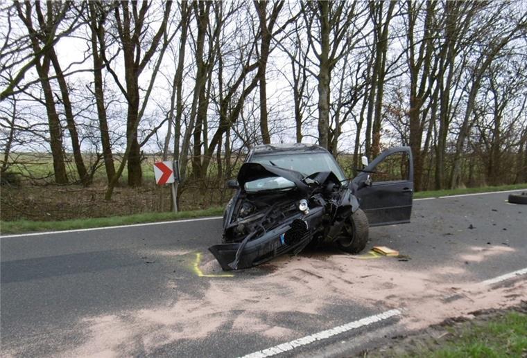 Schwer verletzt: Junge Frau fährt in Butjadingen gegen Straßenbaum Der Golf war nach dem Unfall ein Totalschaden.