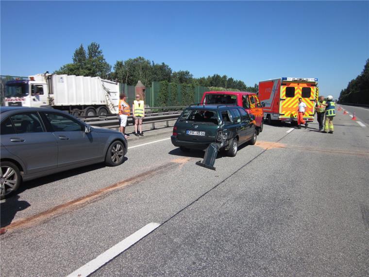 Zusammengefasst: Das war der Mittwoch im nord24-Land Der Golf wurde nach dem Auffahrunfall auf der A27 noch von einem Lastwagen gestreift. Der Lkw-Fahrer fuhr aber einfach weiter.