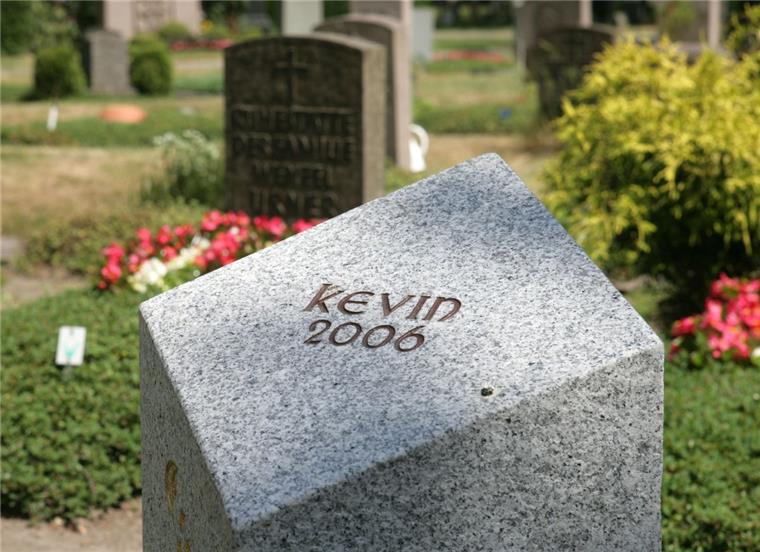 Vor 10 Jahren starb Kevin: Der Tod des Jungen aus Bremen schockierte ganz Deutschland Der Grabstein des im Alter von zweieinhalb Jahren verstorbenen Kevin steht auf dem Waller Friedhof in Bremen. Vor zehn Jahren wurde die Leiche des Jungen entdeckt und offenbarte ein unbegreifliches Versagen des Staates.
