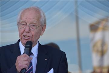 Der Grandseigneur: Henry Böhack, Präsident, eröffnet mit den Schirmherren, Cuxha...