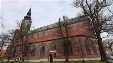 Der Greifswalder Dom hat jetzt eine von Ólafur Elíasson neu gestaltete Fenstergruppe.