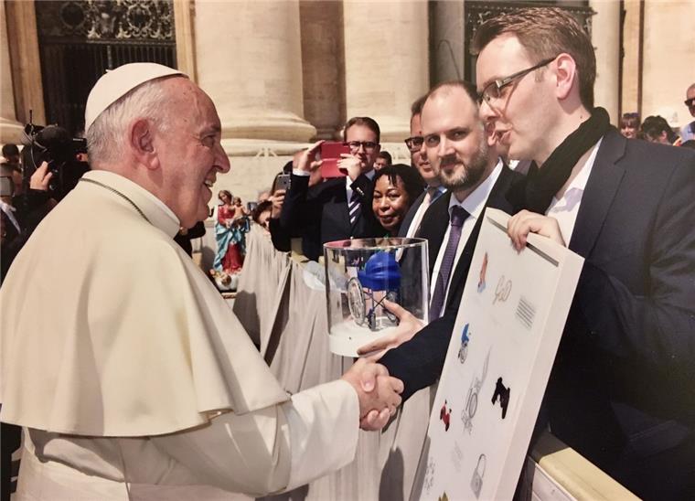 Langener beschenkt Papst Franziskus in Rom Der große Augenblick auf dem Petersplatz in Rom: Sascha Dörger aus Langen (rechts) überreicht Papst Franziskus seine grafische Interpretation der Zehn Gebote.