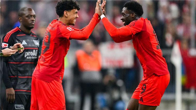 Adam Aznou: Aus Barças Talentschmiede zum Bayern-Profi Der große Moment für Adam Aznou (l): Der 18 Jahre alte Debütant wird für Alphonso Davies (r) eingewechselt, der sich mit ihm freut.