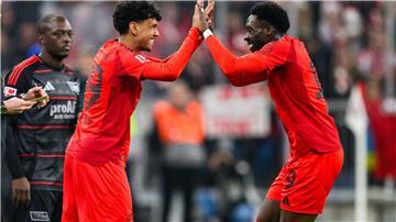 Der große Moment für Adam Aznou (l): Der 18 Jahre alte Debütant wird für Alphonso Davies (r) eingewechselt, der sich mit ihm freut.