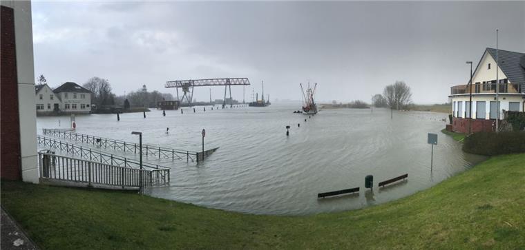 Der Großensieler Hafen steht am Dienstagnachmittag unter Wasser