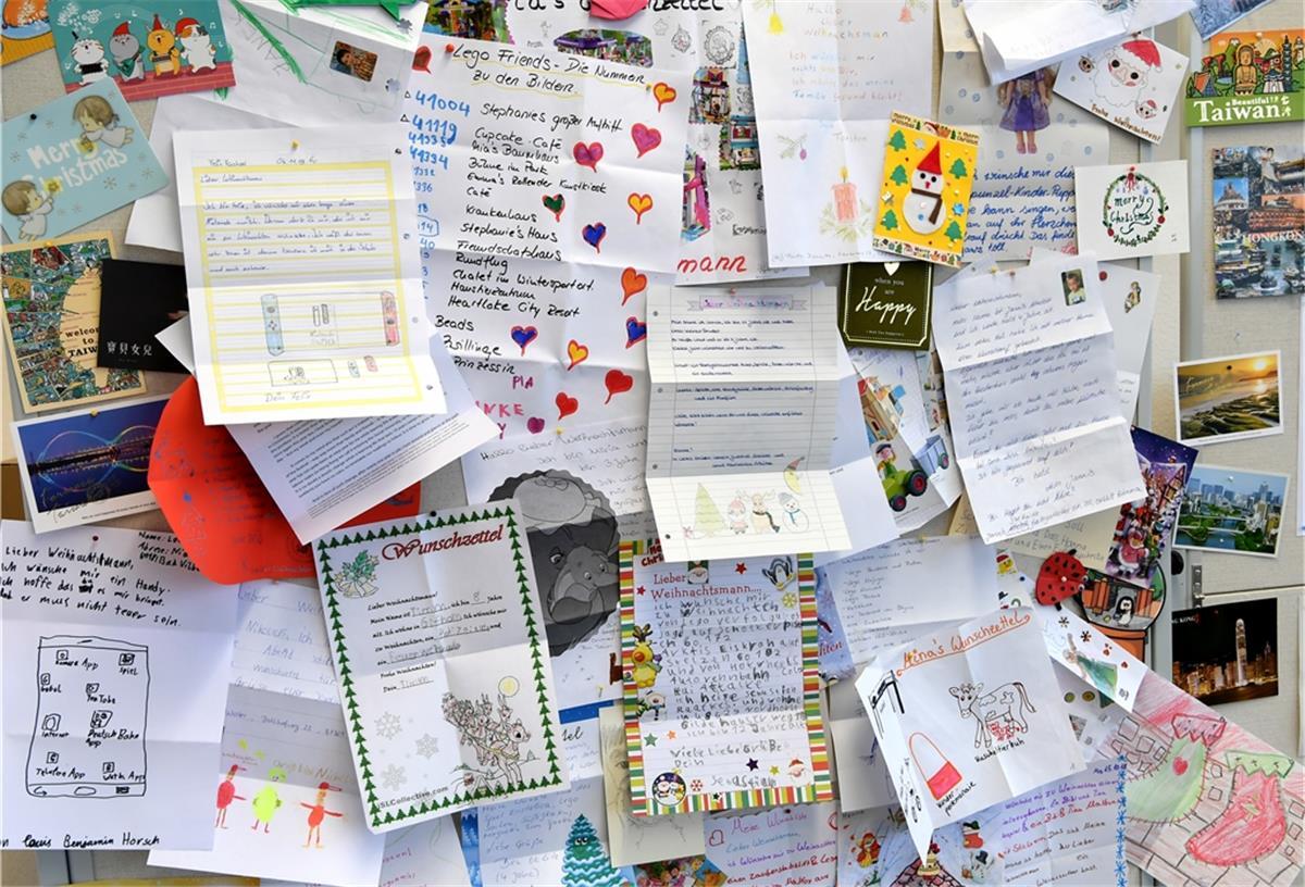 Weihnachtspostfilialen erhalten rund 80.000 Briefe Briefe an den Weihnachtsmann hängen in der Weihnachtspostfiliale Himmelsthür