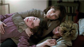 „Der Gymnasiast“: Lucas (Paul Kircher, l.) mit seiner Mutter (Juliette Binoche) und seinem Bruder Quentin (Vincent Lacoste).