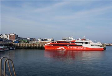 Der HSC "Halunder Jet" der Reederei FRS Helgoline GmbH liegt nach der Saisoneröffnungsfahrt im Binnenhafen der Insel Helgoland. Der „Halunder Jet“ fährt aktuell nicht nach Helgoland. Grund ist ein Sturm über der Nordsee.