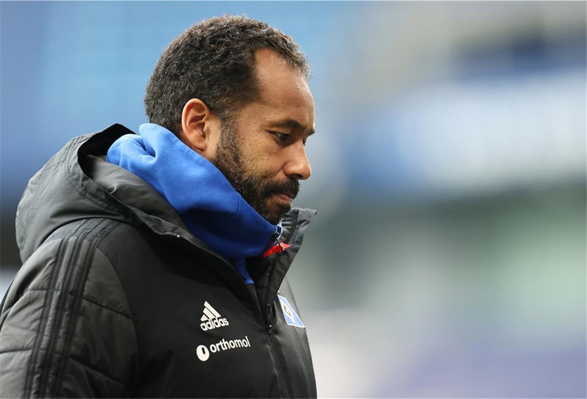 HSV stellt Trainer Thioune frei Hamburgs Trainer Daniel Thioune geht vor dem Spiel zum Interview.