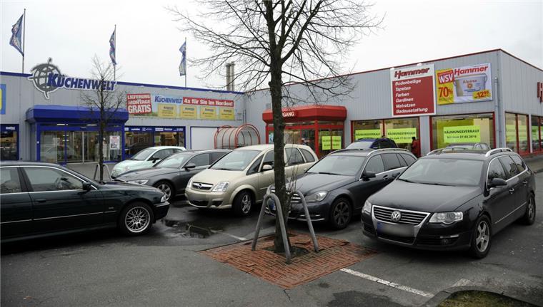 Meyerhoff will noch mehr möbeln Der Hammer-Markt an der Langener Landstraße zieht Ende des Monats nach Spaden. Das Möbelhaus Meyerhoff, Nachbarmieter auf dem Gewerbegrundstück, erwägt, die Immobilie künftig zusätzlich zu nutzen.