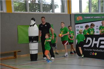 Der Handballtrainer und ehemalige Nationalspieler Klaus-Dieter Petersen, genannt "Pitti", zeigte den Loxstedter Schülern wie sie mit einer sogenannten Wurffinte im Handball den Gegenspieler austricksen können.