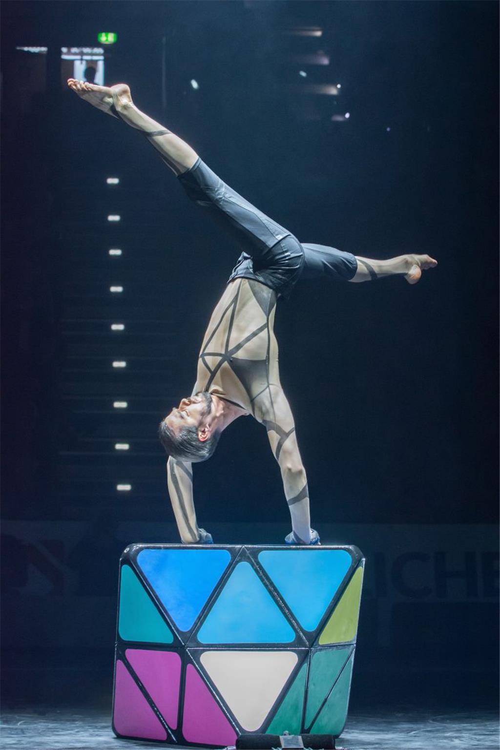 Der Handstand-Equilibrist Sergey Timofeev bot eine einzigartige Performace. Foto...