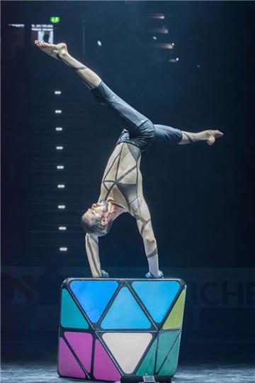 Der Handstand-Equilibrist Sergey Timofeev bot eine einzigartige Performace. Foto...