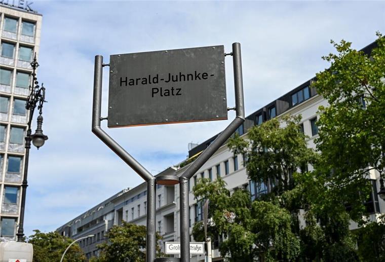 Der Harald-Juhnke-Platz wüdigt den Berliner Entertainer. 