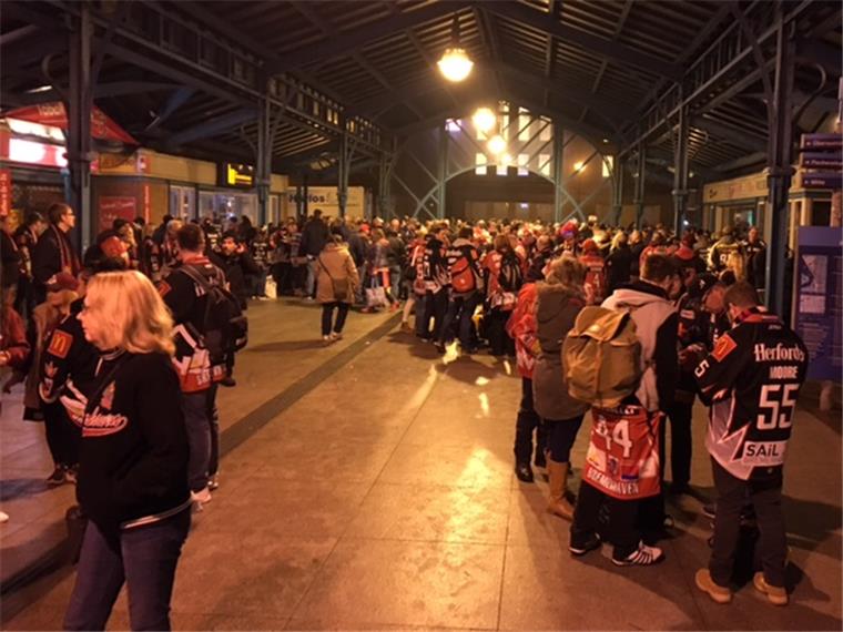 Der Hauptbahnhof in Bremerhaven am Sonntagmorgen: Hunderte Pinguins-Fans warten auf den Sonderzug nach Köln.