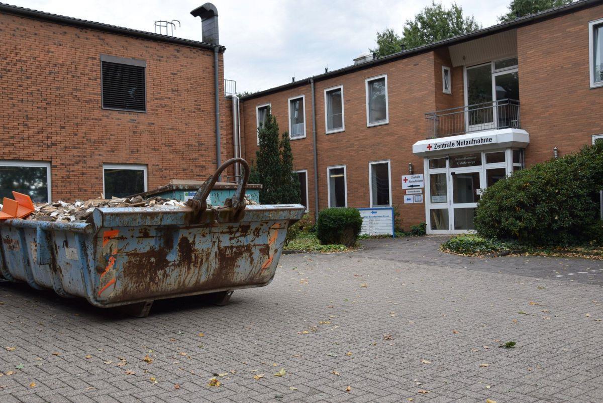 Gesundheits- und Therapiezentrum Zeven startet 2019 mit drei Ärzten Der Haupteingang des MLK ist geschlossen. Der Zugang zum Krankenhaus erfolgt durch einen Nebeneingang. Dort soll auch der Eingang des Gesundheits- und Therapiezentrums eingerichtet werden.
