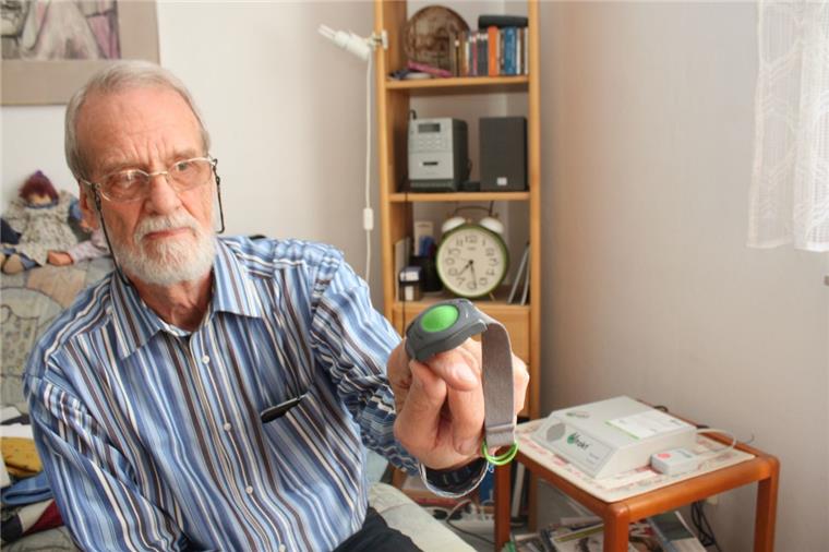 Defektes Hausnotrufsystem verärgert Lehnstedter Der Hausnotruf: Helmut Weichert zeigt das Armband mit dem grünen Schalter, das wegen des Router-Defekts nicht funktionierte.