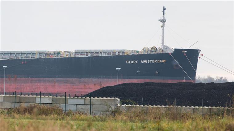 Nach Havarie der "Glory Amsterdam": Ermittlungen gegen Kapitän Der havarierte Frachter "Glory Amsterdam" liegt nun in Wilhelmshaven am Hannoverkai.