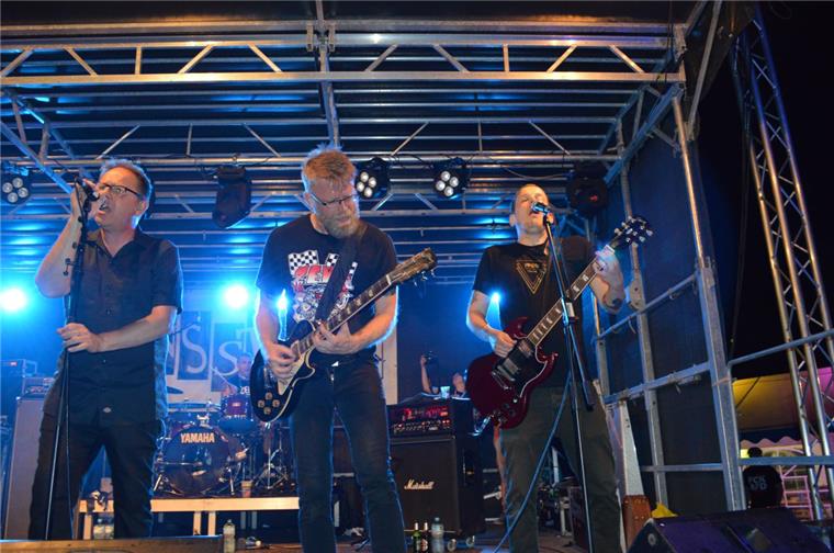 Nordenham: Fans kommen bei Fonsstock auf ihre Kosten Der Headliner am Samstagabend war die Gruppe No Fun at All aus Schweden. Mit Punkrock vom Feinsten begeisterte sie das Publikum.