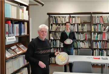 Der Heeslinger Amateurfilmer Günther Wiese (links) und Kreisarchivar Sönke Kosicki mit einigen der übergebenen Filmrollen und CDs.