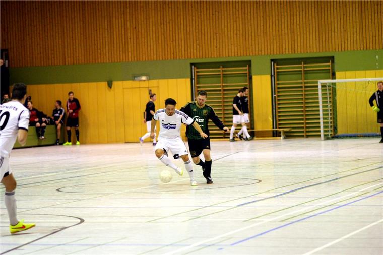 In Selsingen: Zwölf Teams kämpfen um den ReachLab-Cup Der Heeslinger SC II – hier mit Offensivspieler Alexander Eils (rechts) – unterlag im Vorjahr im Finale dem Rotenburger SV mit 1:3.