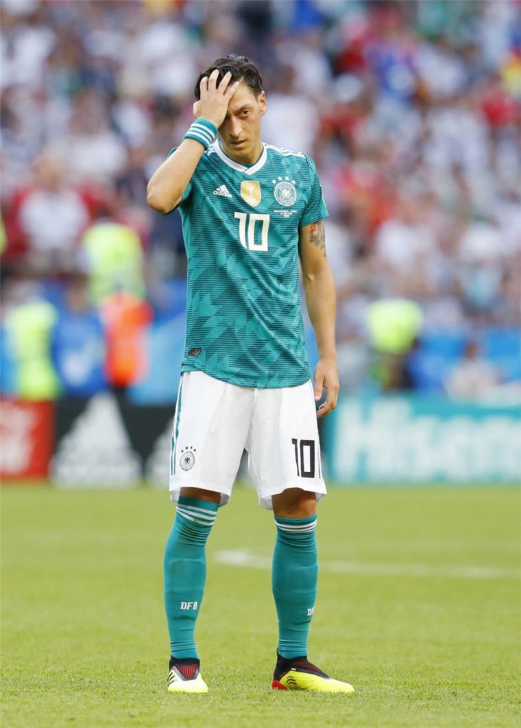 Özil bricht Schweigen via Twitter - DFB-Präsidium: Löw der Richtige Der heftig kritisierte Mesut Özil hat sich nach dem WM-Debakel erstmals öffentlich geäußert. "Ich werde einige Zeit brauchen, um darüber hinweg zu kommen", twitterte er.