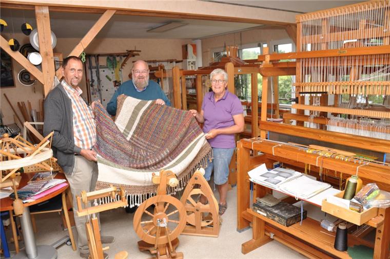 Der Heimatvereinsvorsitzende Ulrich Hartmann (links) sowie Mitorganisator Hans-Georg Mildner und seine Frau Mechthild freuen sich auf 153 Teilnehmer beim Niedersächschen Spinntreffen. Besucher aus ganz Norddeutschland werden auf dem Moorhof in Augustendorf erwartet.
